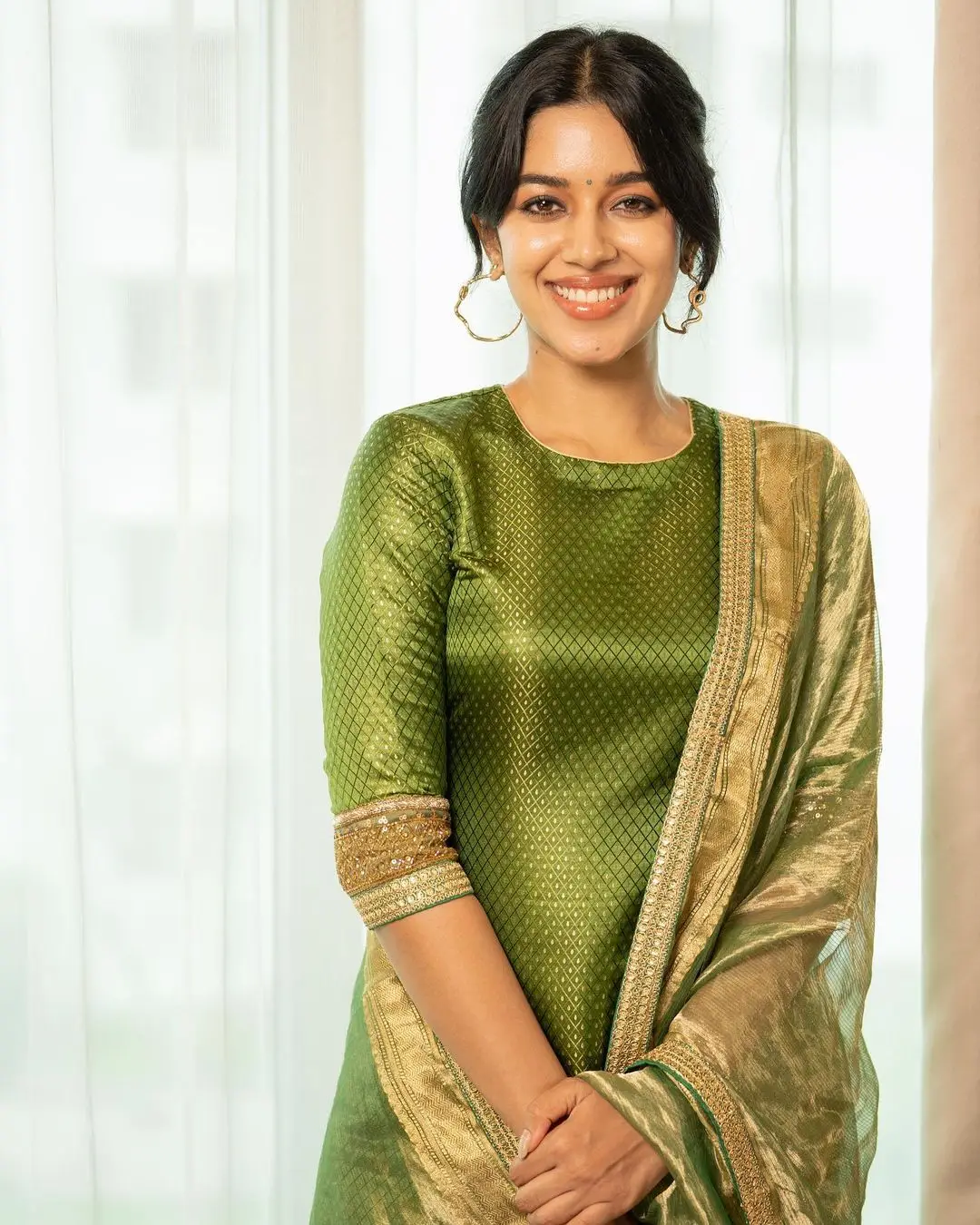 INDIAN ACTRESS MIRNALINI RAVI IMAGES IN GREEN DRESS 5